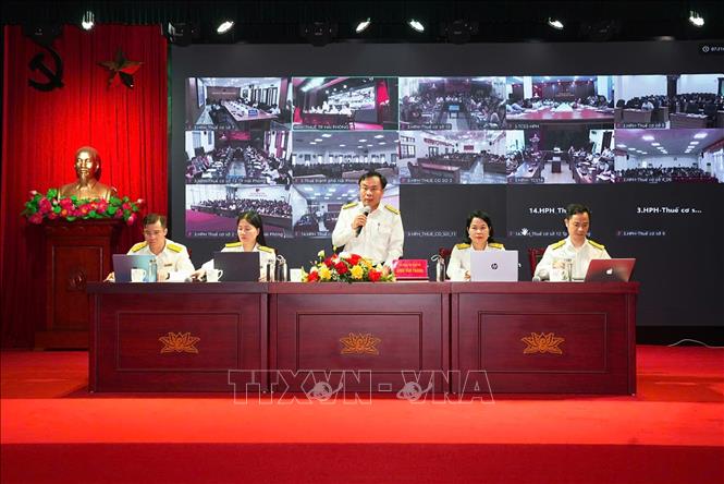 Đại diện Thuế Hải Phòng giải đáp các câu hỏi của doanh nghiệp. Ảnh: Hoàng Ngọc – TTXVN 