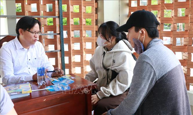 Người lao động trẻ hướng đến việc là ở thị trường lao động ngoài nước với các ngành nghề cho thu nhập cao từ 20 -40 triệu đồng/ tháng. Ảnh: Phan Sáu - TTXVN