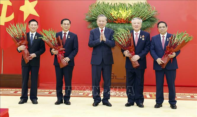 Tổng Bí thư Tô Lâm trao tặng Huy hiệu Đảng cho các đồng chí: Phạm Minh Chính, Ủy viên Bộ Chính trị khóa XIII, Thủ tướng Chính phủ (40 năm tuổi Đảng); Nguyễn Hòa Bình, Ủy viên Bộ Chính trị khóa XIII, Phó Thủ tướng Thường trực Chính phủ (45 năm tuổi Đảng); Bùi Thanh Sơn, Ủy viên Trung ương Đảng khóa XIII, Phó Thủ tướng Chính phủ (40 năm tuổi Đảng); Hồ Đức Phớc, Ủy viên Trung ương Đảng khóa XIII, Phó Thủ tướng Chính phủ (30 năm tuổi Đảng). Ảnh: Thống Nhất - TTXVN