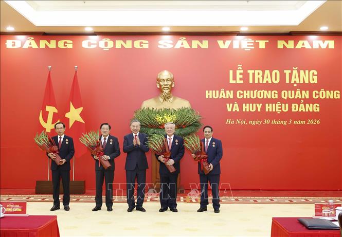 Tổng Bí thư Tô Lâm trao tặng Huân chương Quân công hạng Nhất cho các đồng chí: Phạm Minh Chính, Ủy viên Bộ Chính trị khóa XIII, Thủ tướng Chính phủ; Nguyễn Hòa Bình, Ủy viên Bộ Chính trị khóa XIII, Phó Thủ tướng Thường trực Chính phủ; Phan Đình Trạc, Ủy viên Bộ Chính trị, Bí thư Trung ương Đảng khóa XIII, nguyên Trưởng ban Nội chính Trung ương; Nguyễn Văn Nên, Ủy viên Bộ Chính trị khóa XIII, Thường trực Tiểu ban Văn kiện Đại hội XIV của Đảng, đã có nhiều thành tích xuất sắc trong quá trình xây dựng chủ nghĩa xã hội và bảo vệ Tổ quốc. Ảnh: Thống Nhất - TTXVN

