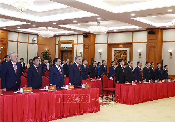 Tổng Bí thư Tô Lâm và các đại biểu thực hiện nghi lễ chào cờ. Ảnh: Thống Nhất - TTXVN