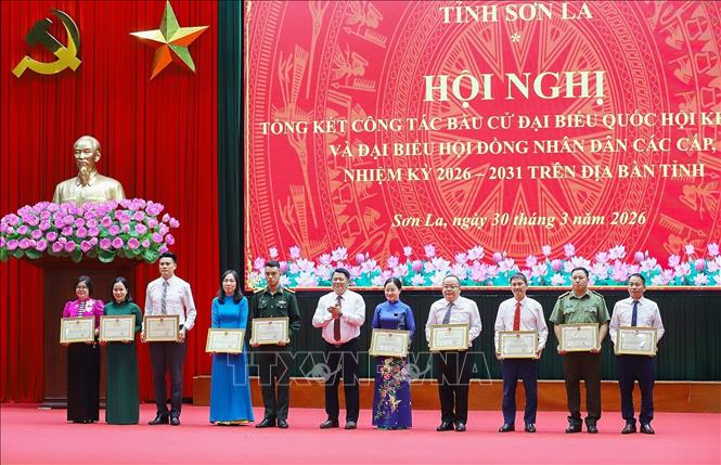 Ban tổ chức khen thưởng cho các tập thể và cá nhân có thành tích xuất sắc trong công tác bầu cử. Ảnh: Trọng Đạt - TTXVN