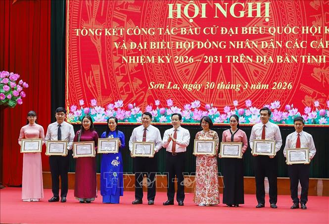 Ban tổ chức khen thưởng cho các tập thể và cá nhân có thành tích xuất sắc trong công tác bầu cử. Ảnh: Trọng Đạt - TTXVN