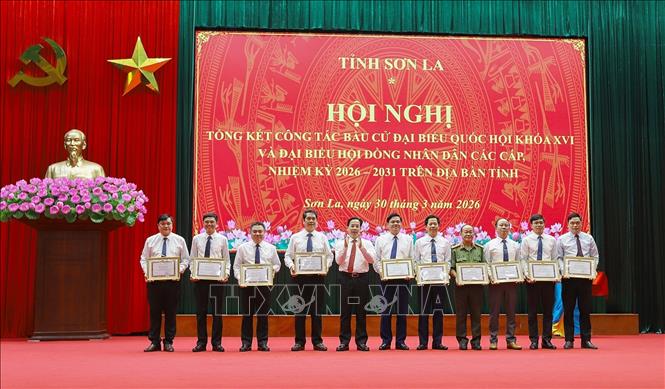 Ban tổ chức khen thưởng cho các tập thể và cá nhân có thành tích xuất sắc trong công tác bầu cử. Ảnh: Trọng Đạt - TTXVN