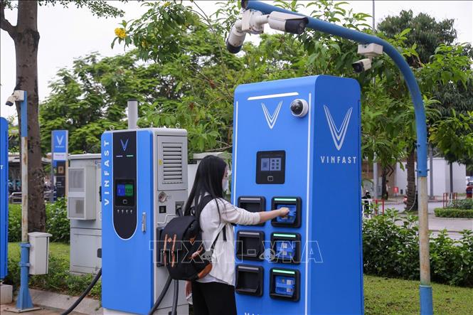 Người dùng thực hiện thao tác đổi pin cho xe máy điện tại trạm đổi pin tự động ở khu đô thị phía Tây Hà Nội. Ảnh: Quỳnh Anh - TTXVN phát