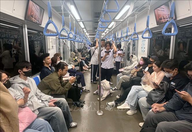 The metro line is consistently crowded and often reaches full capacity not only during peak hours but also throughout the day, with a growing number of commuters opting for this method of transportation for university or work. VNA Photo: Thanh Vũ