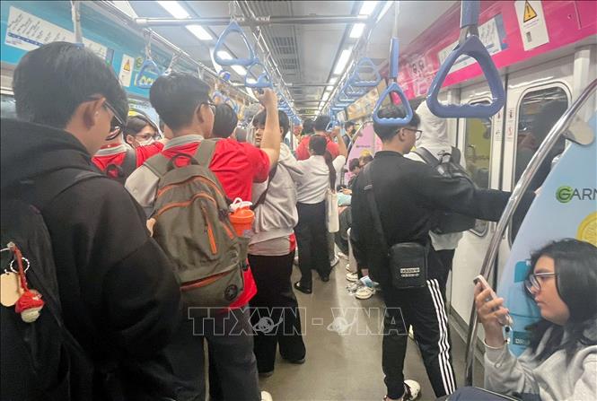 The metro line is consistently crowded and often reaches full capacity not only during peak hours but also throughout the day, with a growing number of commuters opting for this method of transportation for university or work. VNA Photo: Thanh Vũ