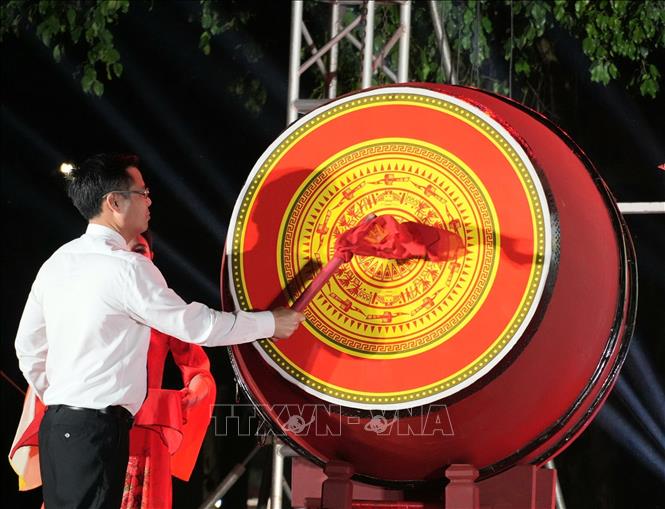 Đồng chí Đào Công Hùng, Bí thư Đảng uỷ, Chủ tịch HĐND phường Tân An đánh trống khai hội. Ảnh: Đồng Thúy- TTXVN