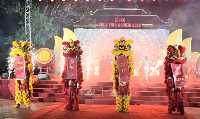 Màn múa rồng lân mừng lễ hội. Ảnh: Đồng Thúy- TTXVN