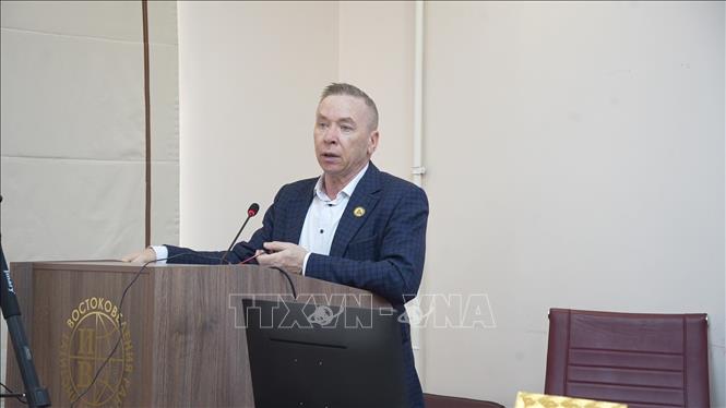 Tiến sỹ kinh tế, Giáo sư Vladimir Maryzin - Giám đốc Trung tâm nghiên cứu Việt Nam và ASEAN trình bày, thảo luận về cách thức Việt Nam thích ứng với những biến động kinh tế toàn cầu. Ảnh: Trần Hải - PV TTXVN tại Nga