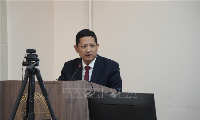 Tiến sỹ Nguyễn Quốc Hùng - Giám đốc Quỹ thúc đẩy phát triển hợp tác Nga-Việt “Truyền thống và hữu nghị” trình bày tham luận về những cơ hội mới trong quan hệ Việt - Nga. Ảnh: Trần Hải - PV TTXVN tại Nga