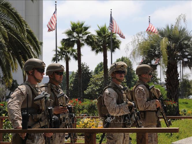 Binh sĩ thuộc lực lượng thuỷ quân lục chiến Mỹ gác tại Los Angeles, California. Ảnh: THX/TTXVN