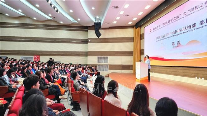 Diễn đàn thanh niên Trung Quốc - Việt Nam: “Kế thừa nguồn gen đỏ”. Ảnh: Chu Thanh Vân - TTXVN