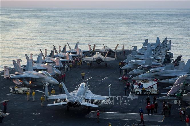 Tàu sân bay USS Abraham Lincoln lớp Nimitz của Mỹ được điều động hỗ trợ chiến dịch tấn công quân sự Iran, ngày 28/2/2026. Ảnh: Hải quân Mỹ/TTXVN