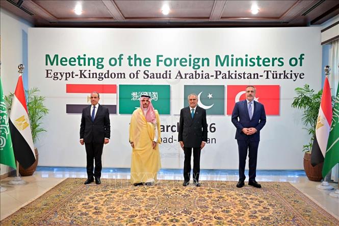 (Từ trái sang) Ngoại trưởng Ai Cập Badr Abdelatty, Ngoại trưởng Saudi Arabia Faisal bin Farhan Al Saud, Ngoại trưởng Pakistan Muhammad Ishaq Dar và Ngoại trưởng Thổ Nhĩ Kỳ Hakan Fidan tại cuộc họp 4 bên ở Islamabad (Pakistan), bàn giải pháp chấm dứt xung đột ở Trung Đông, ngày 29/3/2026. Ảnh: THX/TTXVN