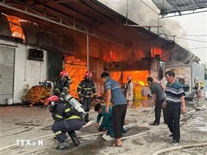 Hà Nội: Hỏa hoạn bùng phát tại kho xưởng sản xuất bánh kẹo lúc rạng sáng