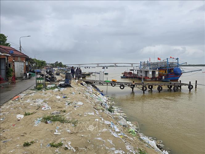 Khu vực bờ kè An Lương (xã Duy Nghĩa, thành phố Đà Nẵng) được khắc phục bằng những bao cát nhưng đến nay đã bắt đầu mục nát, có nguy cơ tiếp tục sạt lở vào mùa mưa bão nếu không được khắc phục. Ảnh: Khoa Chương - TTXVN