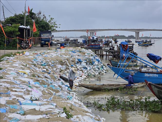 Hàng trăm hộ dân sinh sống ven bờ kè An Lương (xã Duy Nghĩa, thành phố Đà Nẵng) đứng trước nỗi lo sạt lở vào mùa mưa bão tới nếu không được khắc phục triệt để. Ảnh: Khoa Chương - TTXVN