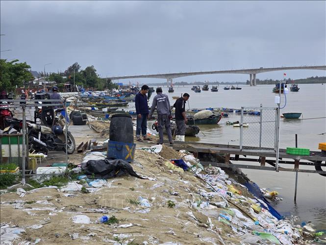 Hàng trăm hộ dân sinh sống ven bờ kè An Lương (xã Duy Nghĩa, thành phố Đà Nẵng) đứng trước nỗi lo sạt lở vào mùa mưa bão tới nếu không được khắc phục triệt để. Ảnh: Khoa Chương - TTXVN