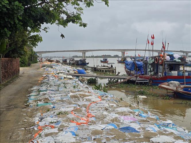 Một số đoạn tại bờ kè An Lương (xã Duy Nghĩa, thành phố Đà Nẵng) bị sạt lở sâu vào mặt đường bê tông, tiến sát gần nhà dân ven đường. Ảnh: Khoa Chương - TTXVN