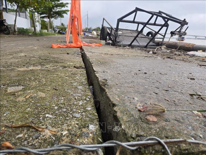 Sạt lở khiến mặt đường bê tông tại bờ kè An Lương (xã Duy Nghĩa, thành phố Đà Nẵng) bị nứt toác, đứng trước nỗi lo tiếp tục sạt lở nếu không được khắc phục triệt để. Ảnh: Khoa Chương - TTXVN