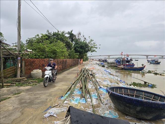 Việc đắp đập tạm đã phát huy tác dụng, kịp thời giữ lại được một nửa tuyến đường nhựa phía trên bờ kè, bảo vệ được nhà dân bên đường tại xã Duy Nghĩa, thành phố Đà Nẵng. Ảnh: Khoa Chương - TTXVN