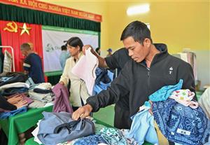 Hơn 3.000 quần áo RE.UNIQLO đến với người dân xã vùng cao miền Trung