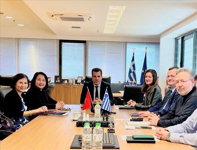 Đại sứ Phạm Thị Thu Hương trong cuộc gặp làm việc với Bộ trưởng Di trú và Tỵ nạn Hy Lạp Athanasios Plevris. Ảnh: TTXVN phát