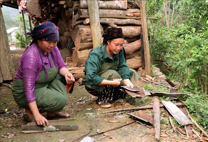 Các hộ dân xã Bắc Mê (Tuyên Quang) giúp nhau dọn dẹp những thiệt hại do lốc xoáy gây ra. Ảnh: Đức Thọ - TTXVN