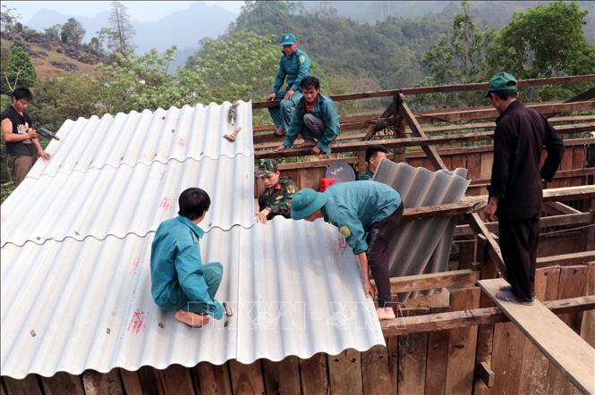 Chính quyền xã Bắc Mê (Tuyên Quang) cùng các lực lượng giúp người dân lợp lại nhà bị lốc xoáy. Ảnh: Đức Thọ - TTXVN
