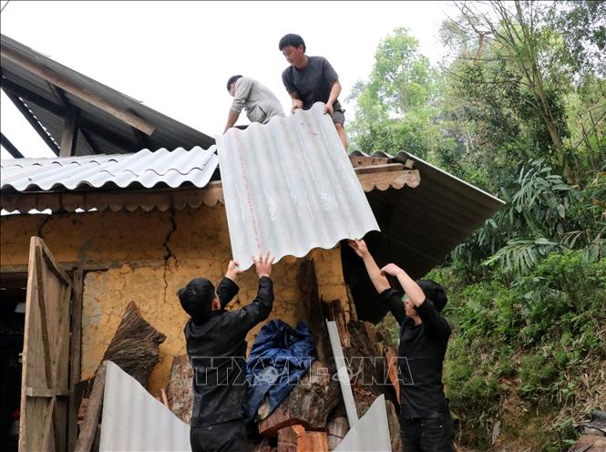 Các hộ dân xã Bắc Mê (Tuyên Quang) cùng các lực lượng giúp người dân lợp lại nhà bị lốc xoáy. Ảnh: Đức Thọ - TTXVN