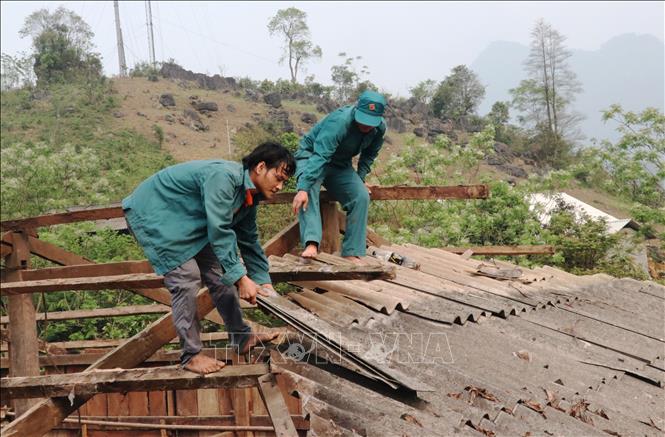 Chính quyền xã Bắc Mê (Tuyên Quang) cùng các lực lượng giúp người dân lợp lại nhà bị lốc xoáy. Ảnh: Đức Thọ - TTXVN