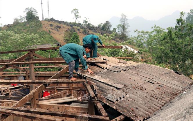 Chính quyền xã Bắc Mê (Tuyên Quang) cùng các lực lượng giúp người dân lợp lại nhà bị lốc xoáy. Ảnh: Đức Thọ - TTXVN