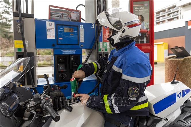 Người dân mua xăng tại Lille, Pháp. Ảnh: THX/TTXVN