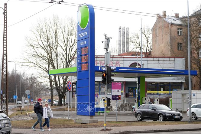 Một trạm xăng tại Riga, Latvia. Ảnh: THX/TTXVN