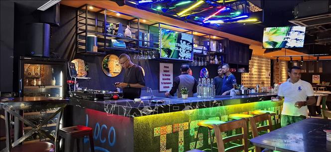 Một quán bar tại Kuala Lumpur - một trong những điểm đến của du khách phương Tây. Ảnh: Bùi Hoàn-PV TTXVN tại Malaysia