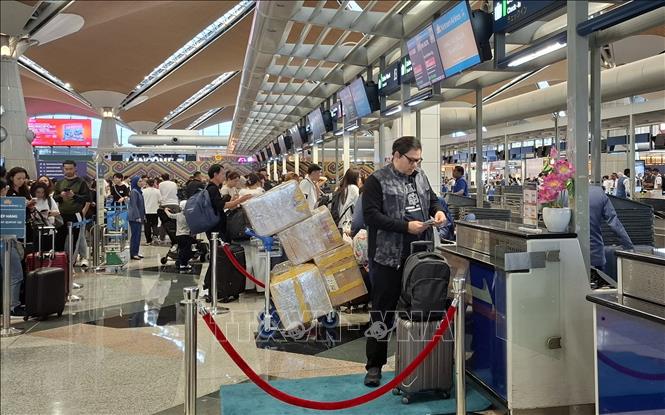 Khách làm thủ tục tại quầy vé ở sân bay quốc tế Kuala Lumpur. Ảnh: Bùi Hoàn-PV TTXVN tại Malaysia
