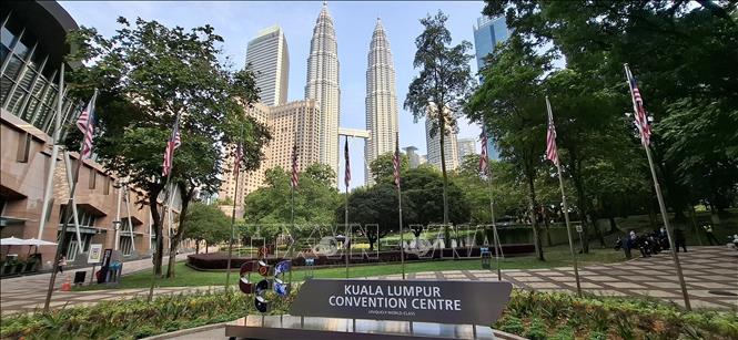 Tháp đôi Petronas nhìn từ Trung tâm Hội nghị Kuala Lumpur, một trong những điểm thu hút khách du lịch. Ảnh: Bùi Hoàn-PV TTXVN tại Malaysia
