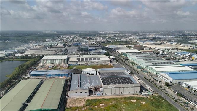 The province's industrial parks have attracted around 2,600 projects with total registered capital of about 18.5 billion USD and more than 23 trillion VND (872.85 million USD). VNA Photo: Bùi Giang