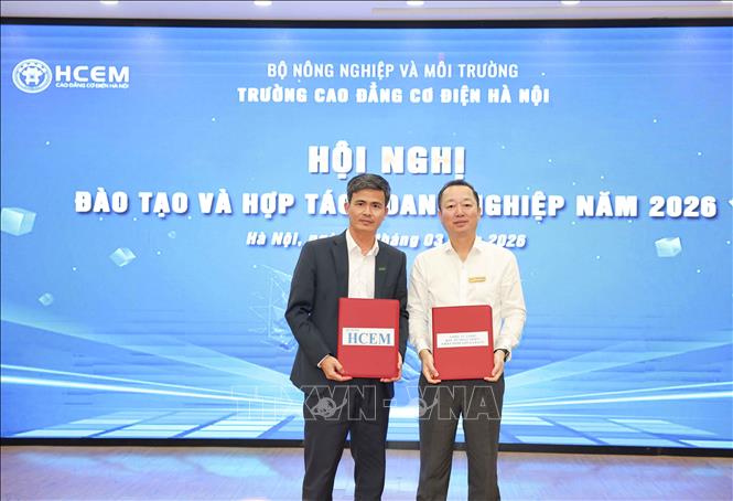 NGƯT, Tiến sĩ Đồng Văn Ngọc, Bí thư Đảng ủy - Hiệu trưởng HCME trao văn bản thỏa thuận hợp tác cùng các đối tác, doanh nghiệp. Ảnh: Thanh Tùng - TTXVN