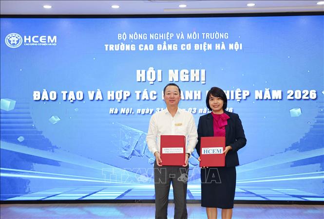 NGƯT, Tiến sĩ Đồng Văn Ngọc, Bí thư Đảng ủy - Hiệu trưởng HCME trao văn bản thỏa thuận hợp tác cùng các đối tác, doanh nghiệp. Ảnh: Thanh Tùng - TTXVN