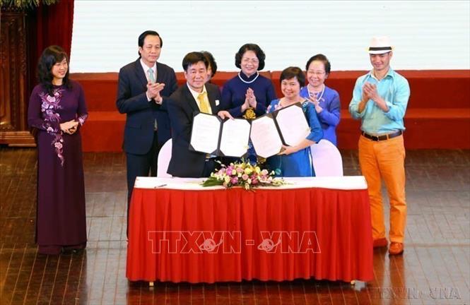 Lễ ký kết thỏa thuận hợp tác dự án giúp trẻ em tự kỷ hòa nhập cộng đồng giai đoạn 2017 - 2021, giữa ông Hoàng Văn Tiến, Giám đốc Quỹ Bảo trợ trẻ em Việt Nam và bà Nguyễn Thị Dung, Chủ tịch HĐQT Công ty Vàng bạc Phú Nhuận. Ảnh: Anh Tuấn - TTXVN