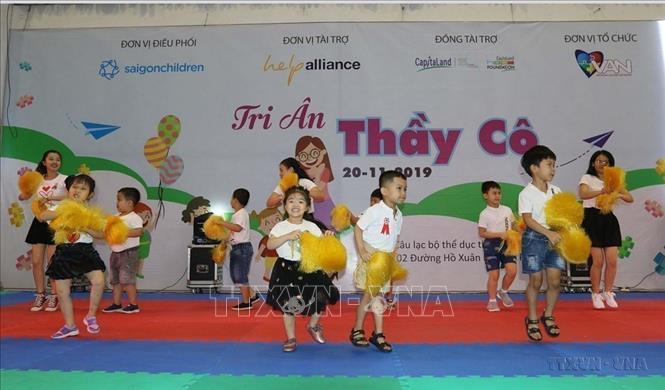 Tiết mục thi múa “Nụ cười thiên thần” của thầy cô và trẻ tự kỷ tỉnh Đồng Nai. Ảnh: Thanh Vũ - TTXVN