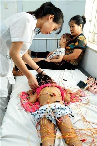 Bệnh viện Châm cứu Trung ương áp dụng phương pháp điều trị kết hợp y học hiện đại với y học cổ truyền cho trẻ tự kỷ, đạt kết quả trên 60%. Ảnh: Dương Ngọc - TTXVN