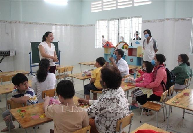 Năm 2021, Trung tâm Công tác Xã hội tỉnh Vĩnh Long khai trương Cơ sở giáo dục, phục hồi chức năng cho trẻ khuyết tật, trẻ tự kỷ, giúp trẻ hòa nhập cộng đồng, ngăn chặn các rủi ro hoặc những bất thường về phát triển của khuyết tật thứ phát, giảm gánh nặng xã hội và mang lại niềm hy vọng cho gia đình và các em. Ảnh: Lê Thúy Hằng - TTXVN 