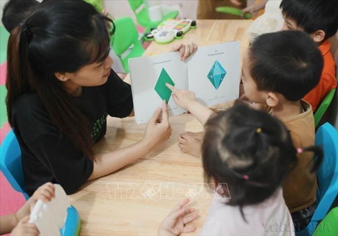 Tại Hà Nội, nhiều trung tâm, tổ chức đã và đang đồng hành, chung tay cùng với người thân, gia đình trẻ để phát hiện, can thiệp sớm, chăm sóc, giáo dục, phục hồi chức năng, hướng nghiệp cho trẻ tự kỷ. Ảnh: Hoàng Hiếu - TTXVN