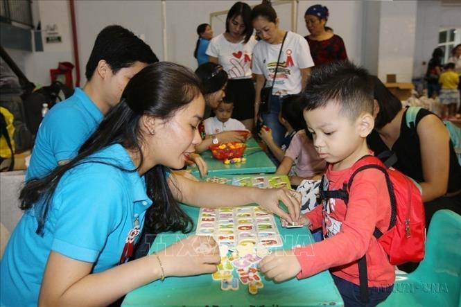 Cô giáo hướng dẫn trẻ tự kỷ tham gia trò chơi xếp chữ thực hành tại Ngày hội tri ân giáo viên trẻ tự kỷ (TP.Hồ Chí Minh - 2019). Ảnh: Thanh Vũ - TTXVN