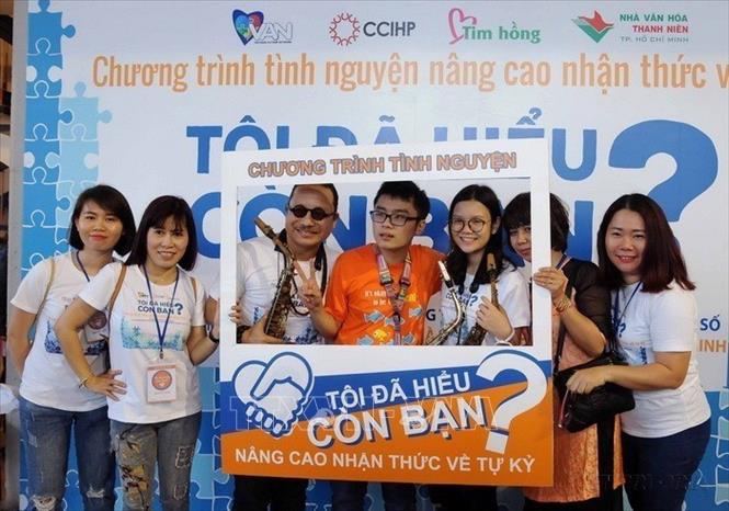 Các văn nghệ sỹ, thanh niên tình nguyện với trẻ em tự kỷ tại Chương trình tình nguyện “Tôi đã hiểu - Còn bạn” ở TP Hồ Chí Minh (23/4/2017). Ảnh: An Hiếu - TTXVN