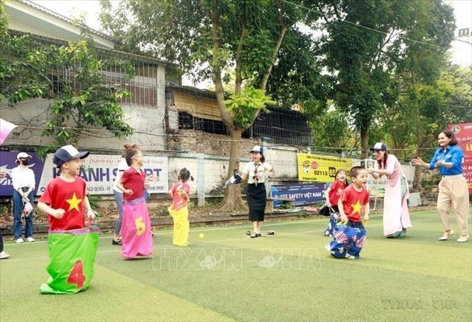 Trẻ mắc chứng tự kỷ tại Vĩnh Phúc cùng chơi nhảy bao bố tại sự kiện Chương trình hưởng ứng “Ngày Thế giới nhận thức về tự kỷ 2/4/2024”. Ảnh: Hoàng Hùng - TTXVN