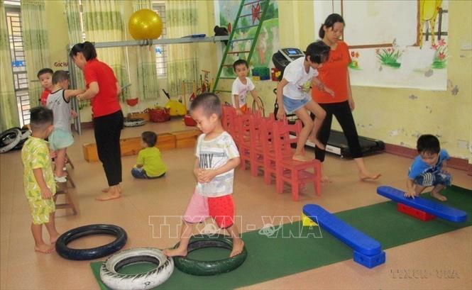 Giáo viên can thiệp, trị liệu và hỗ trợ hòa nhập cho trẻ ở Trung tâm hỗ trợ phát triển giáo dục hòa nhập Thiên thần nhỏ (thành phố Ninh Bình, tỉnh Ninh Bình). Ảnh: Thùy Dung - TTXVN